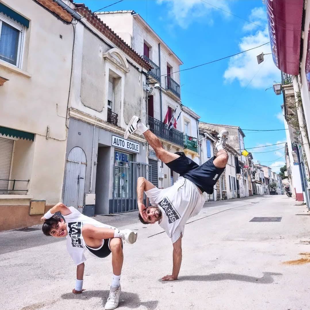 Noa et Rémi Lopez en freeze dans une rue de Pérols